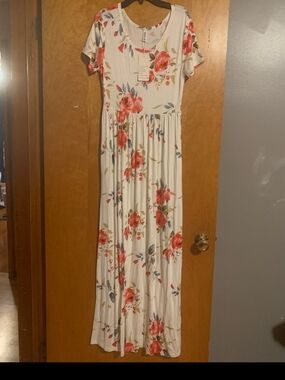 Floral Scoop Neck Maxi Dress in Cream and Coral